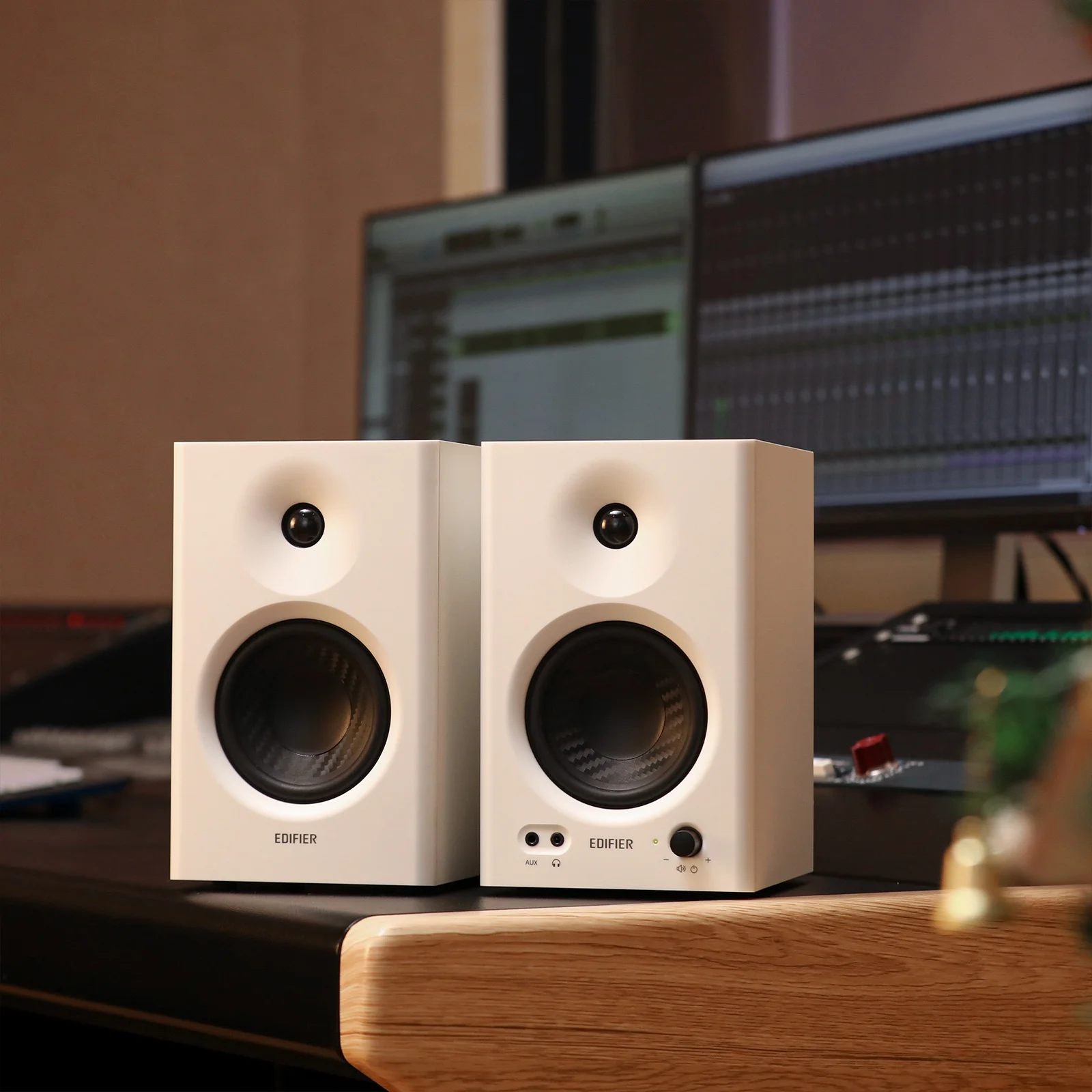 MR4 Powered Studio Monitor Speakers, 4" Active Near-Field Monitor Speaker - White (Pair) - Imagen 3